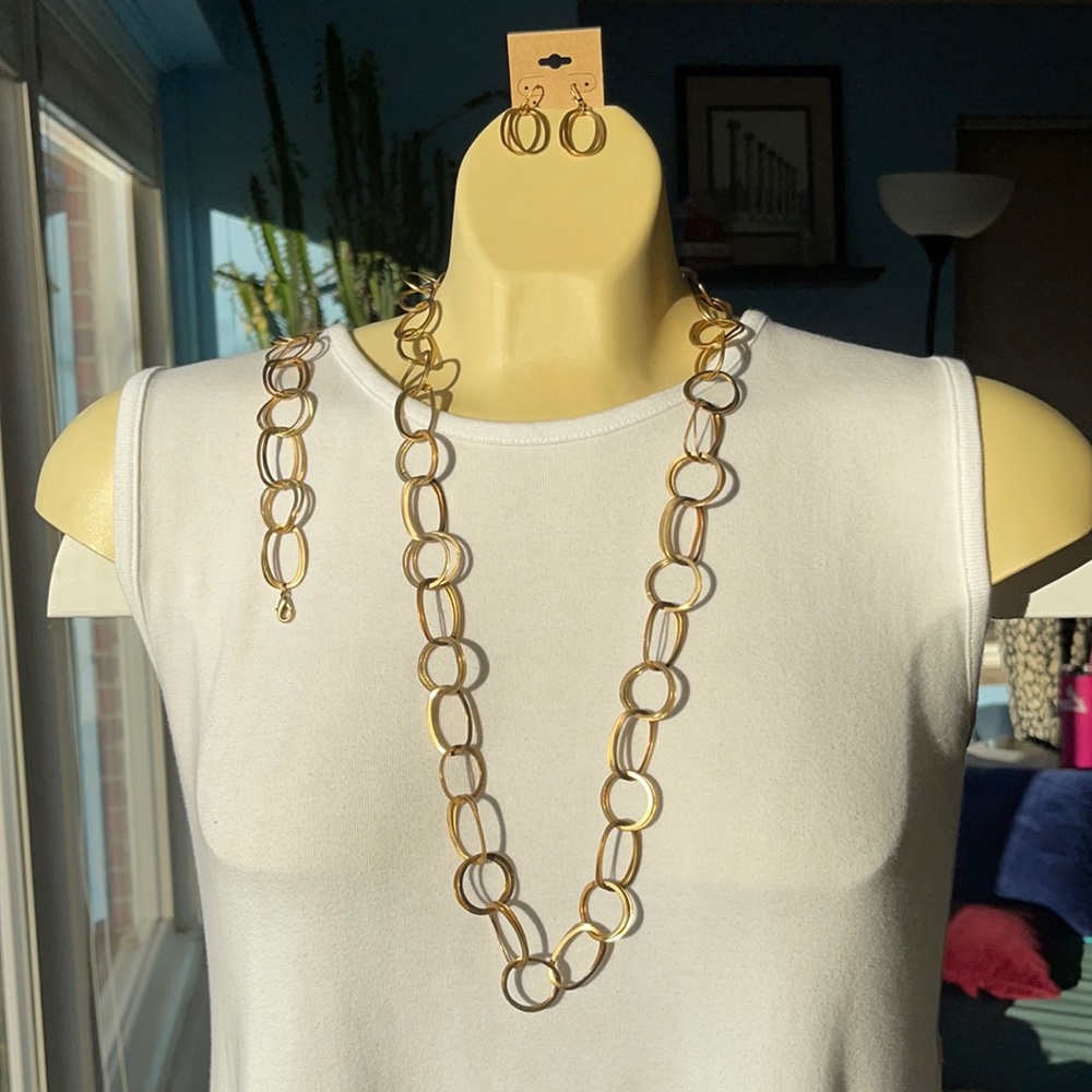 Premier Designs necklace and earrings and bracelet.